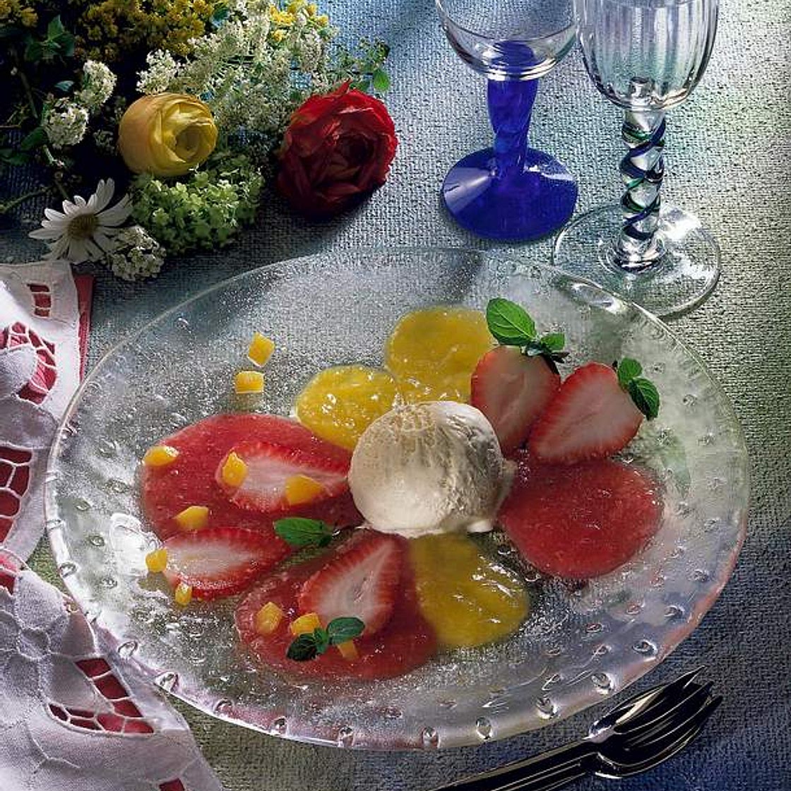 Vanille-Eiscreme auf Fruchtpüree