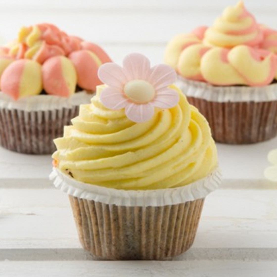 Mohn-Cupcakes mit Mangotopping