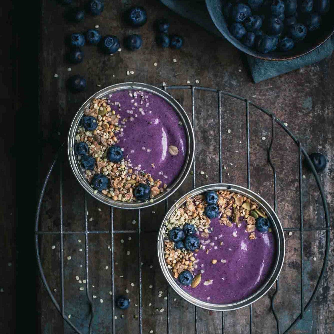 LOVELY BLUEBERRY PIE SMOOTHIE BOWL