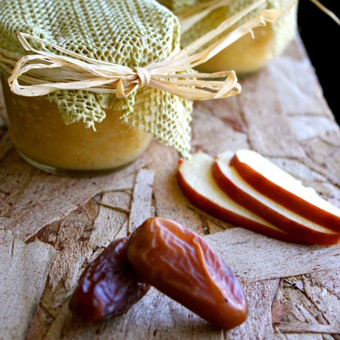 Raw Applesauce Sweetened with Dates
