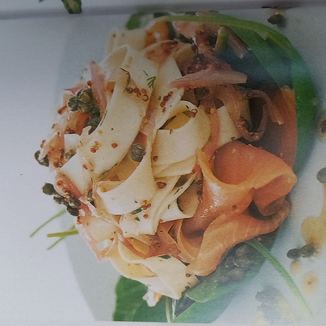 Pasta met gerookte zalm en dillesaus
