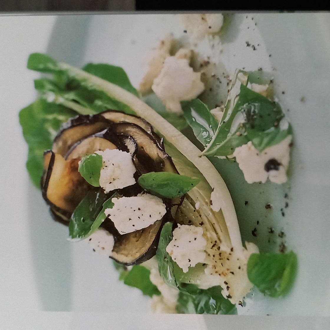 Salade met knapperig gebakken aubergine