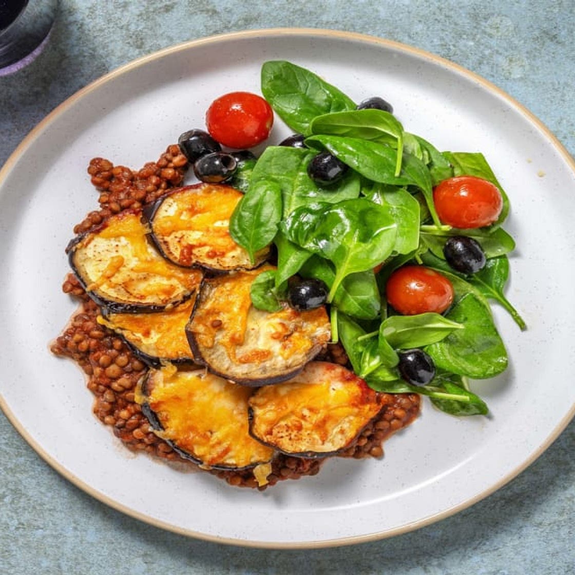 Vegetarisches Moussaka mit Linsen dazu Salat mit Honig-Senf-Dressing