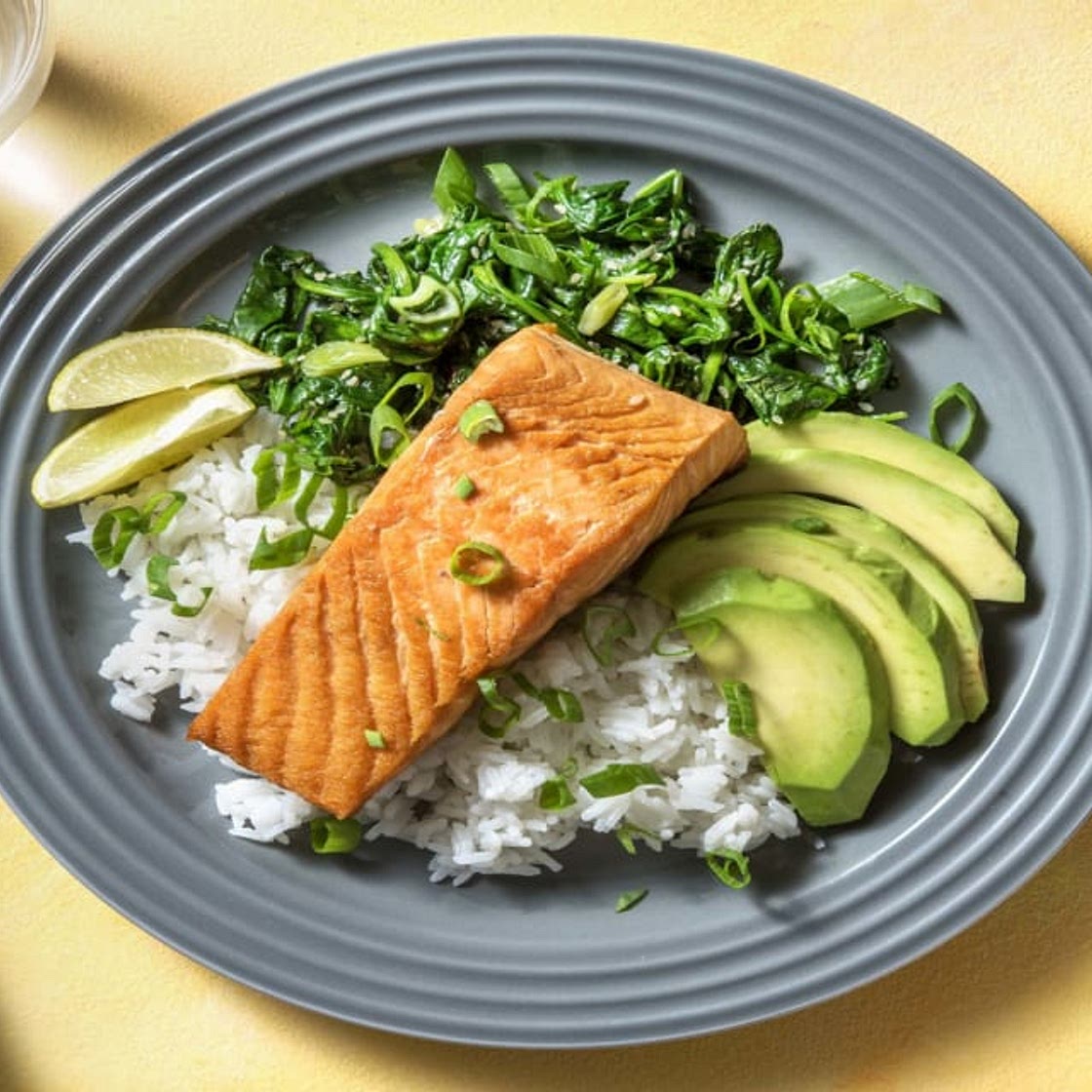 Lachsfilet in Teriyakisoße mit Sesamspinat und Avocado