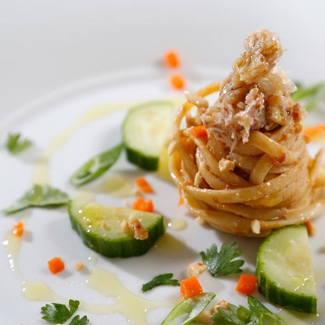Barilla® Linguine with a Sweet & Tangy Peanut Sauce, Carrots, Cucumbers & Crab | Barilla