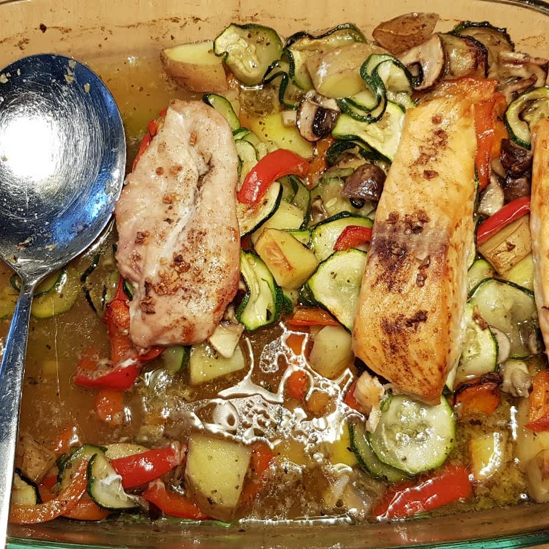 Gemüseauflauf mit Hähnchen und Lachs