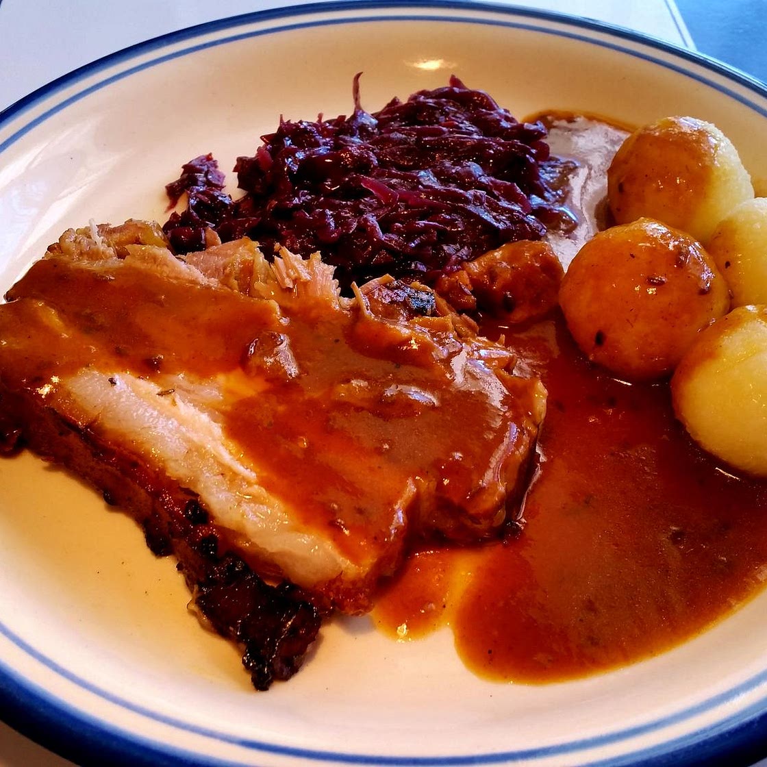 Schweinsbraten vom Bauch** mit deftiger Kellerbier-Soße ...