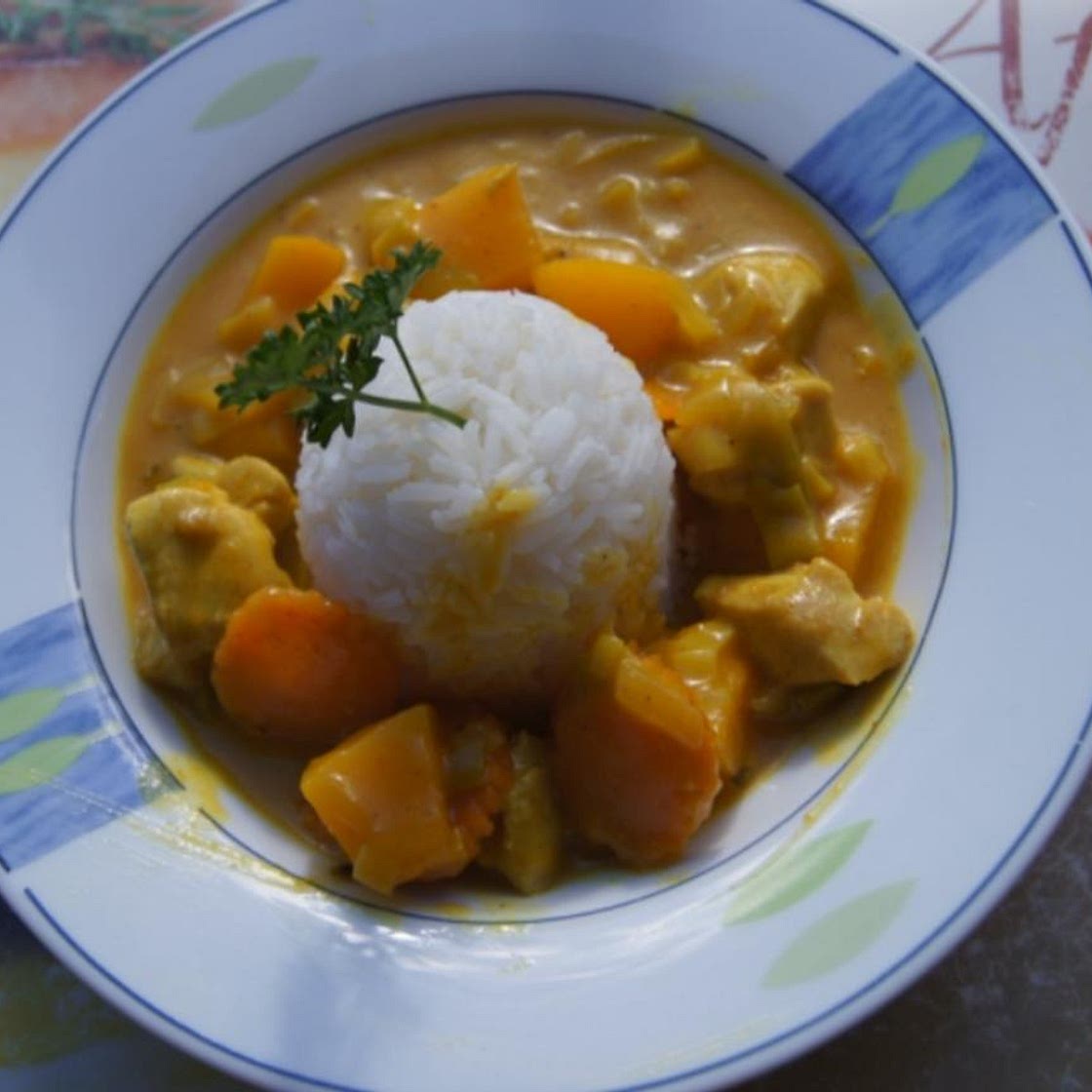 Hähnchenbrustfilet-Kürbis-Curry im Wok mit Reis