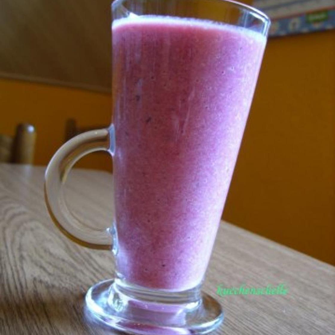Smoothie: Ananas-Heidelbeere mit Joghurt
