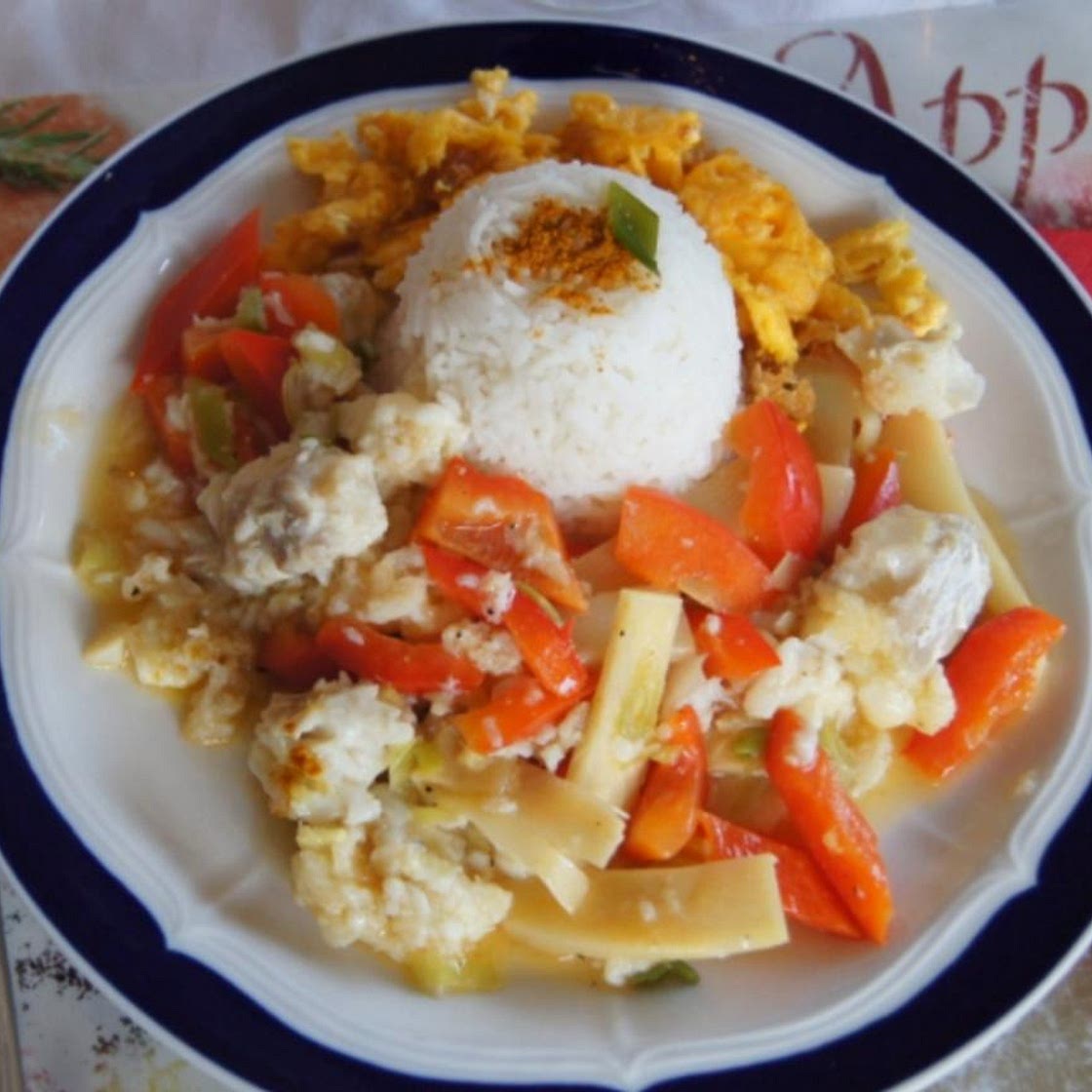 Kabeljaufilet-Gemüse-Wok mit Ei und Basmatireis