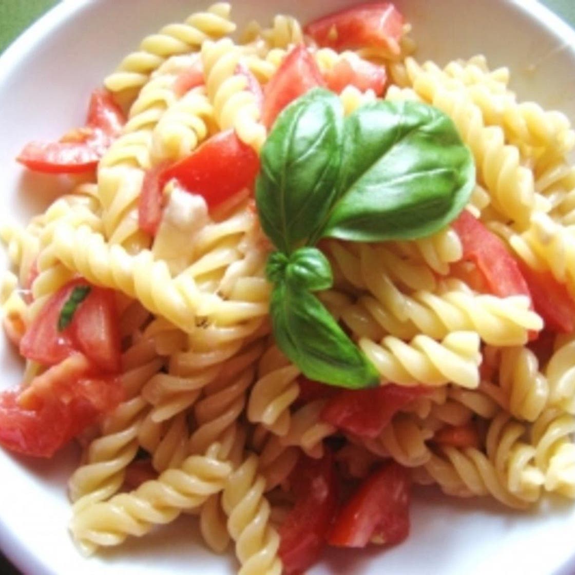 Pasta Caprese freddo---Fusilli mit kalten Tomaten-Mozarellawürfeln