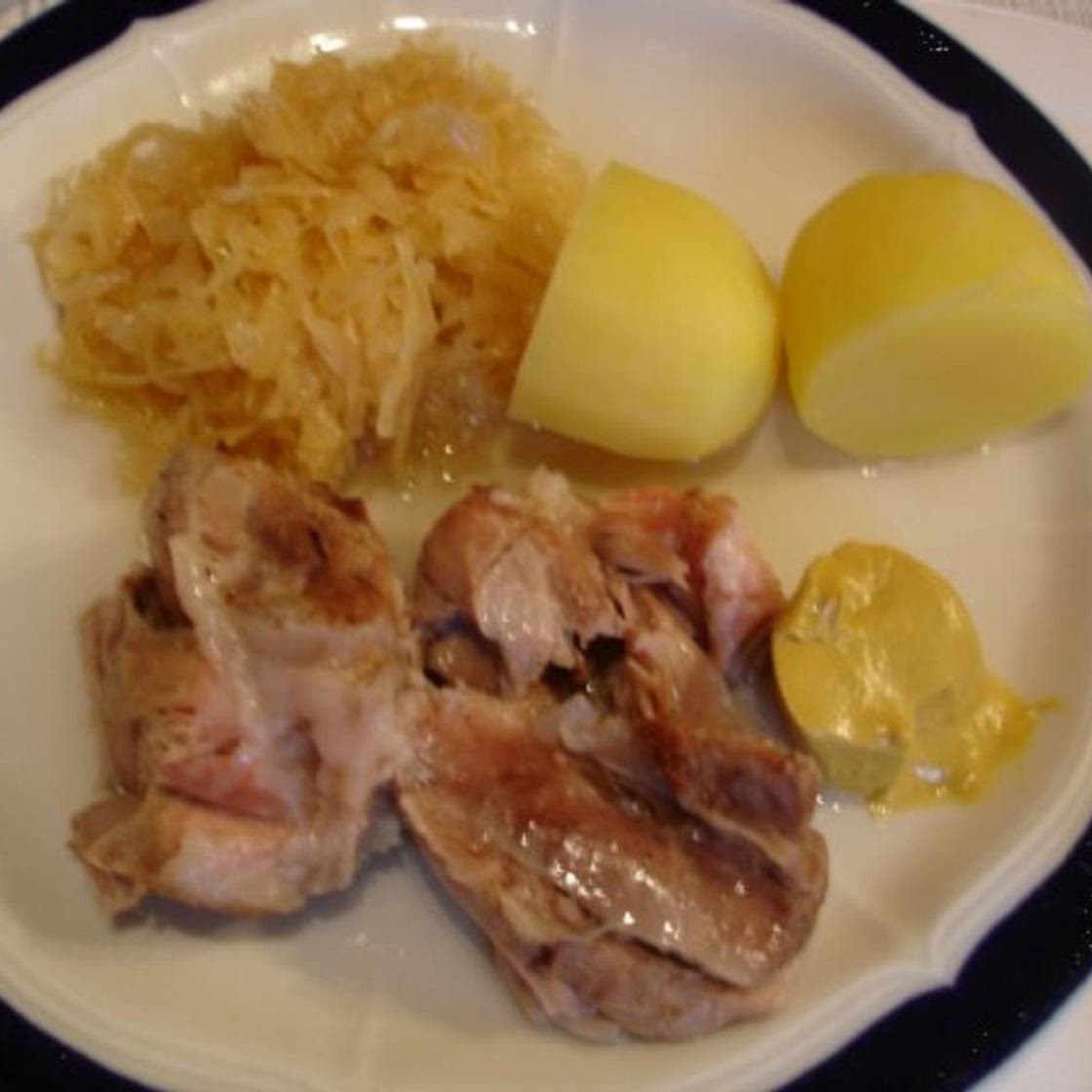 Eisbein mit Sauerkraut und Salzkartoffeln