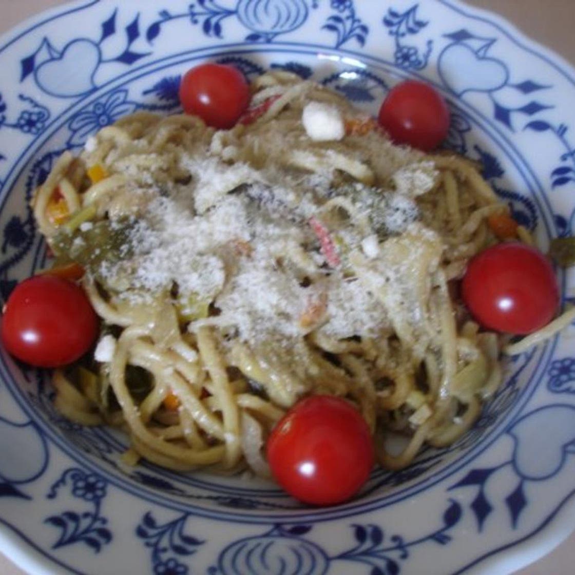 Chinesische Mie-Nudeln mit Pilz-Gemüsemischung