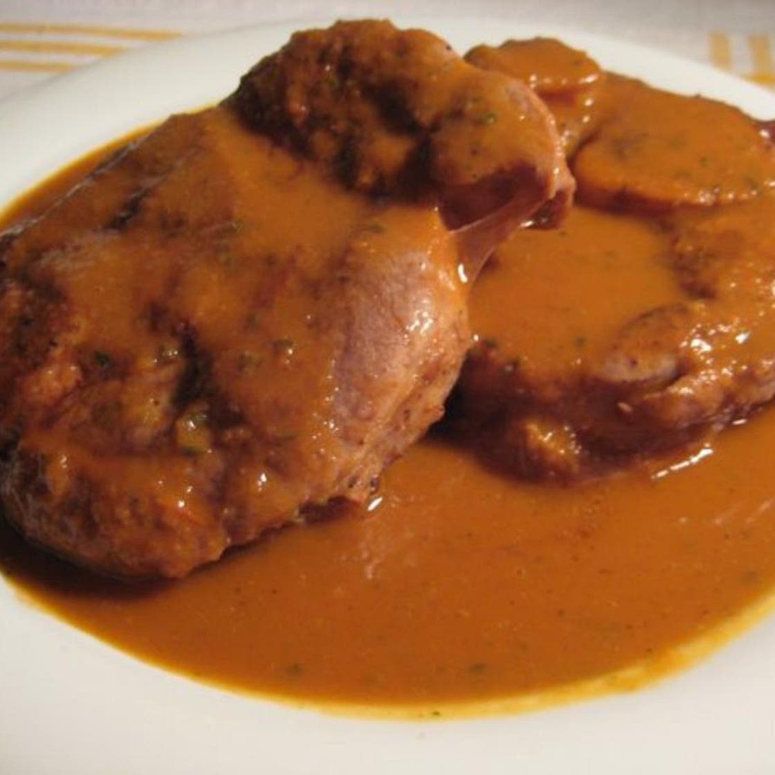 Schweinshaxen nach Mutterart an Gemüsesauce