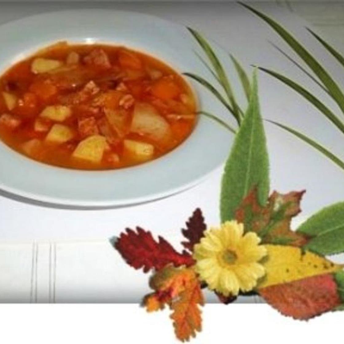 Herbstlicher Gemüseeintopf mit Kohl und Würstchen