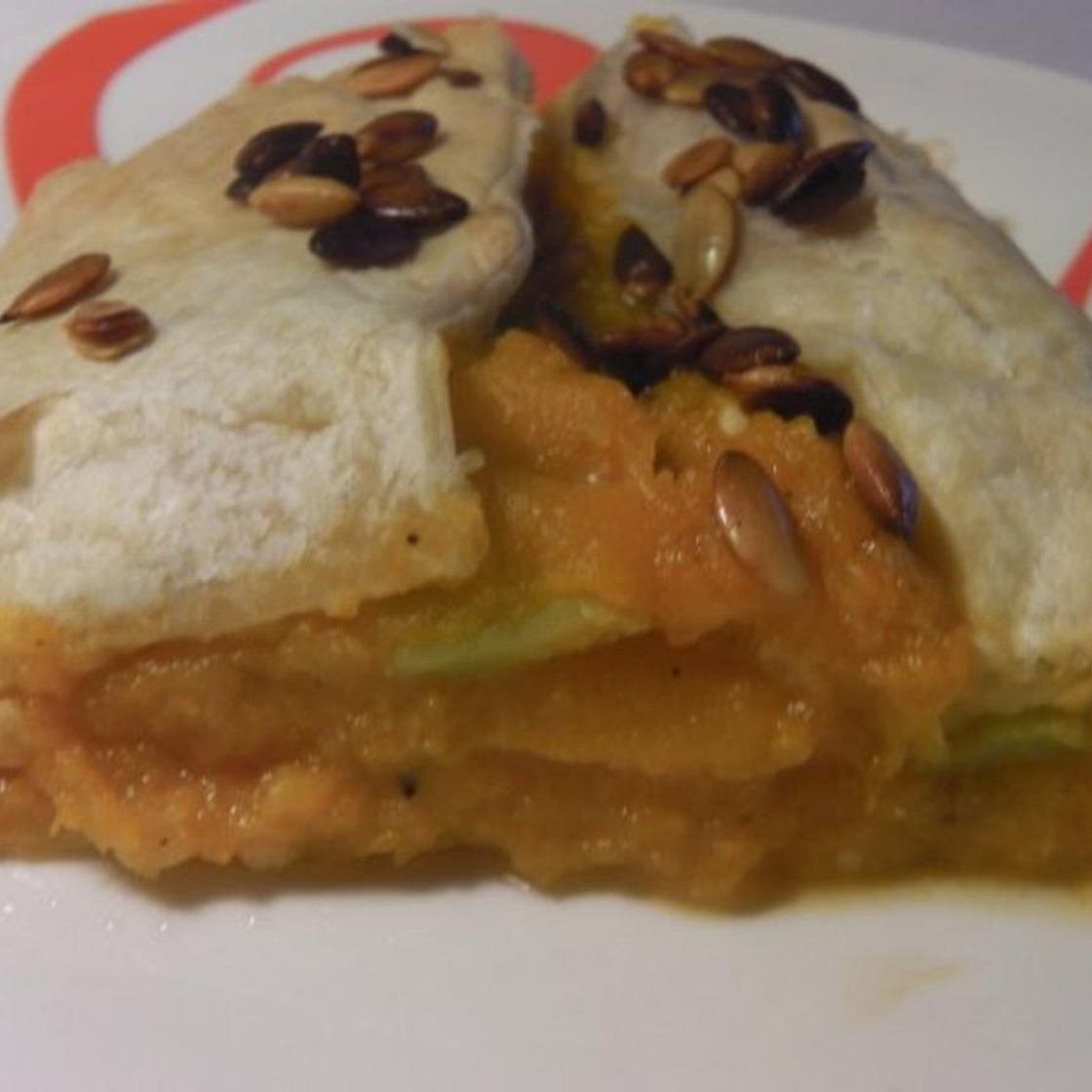Steirischer Kürbisstrudel mit gerösteten Kürbiskernen als österreichisches Schmankerl