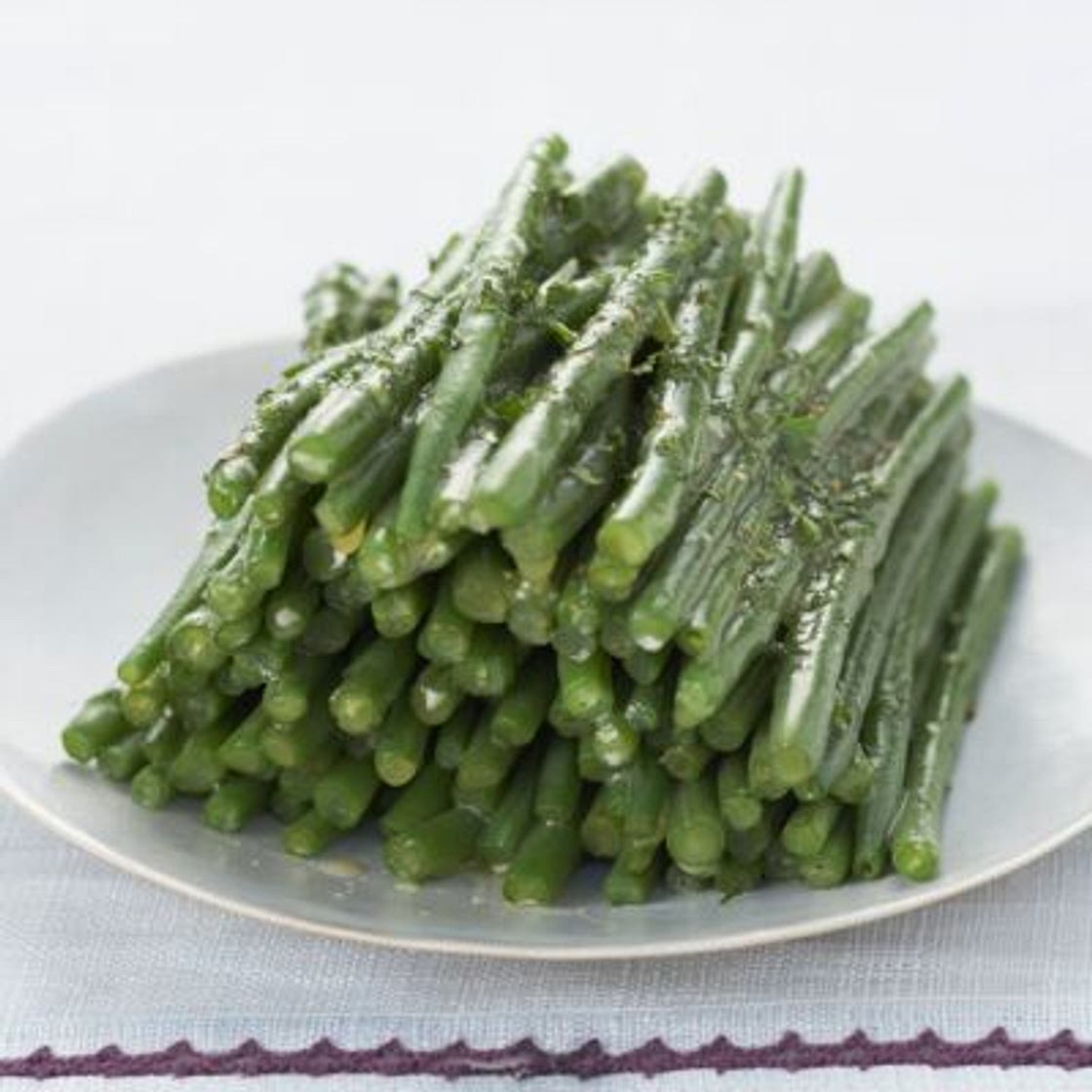 Haricots verts à l'ail et aux herbes ciselées