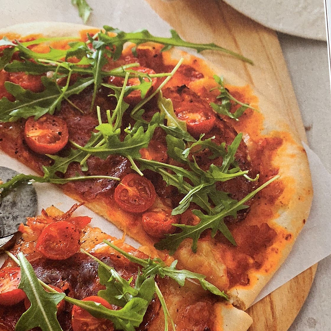 Pizzas à la tomate, au salami et à la mozzarella