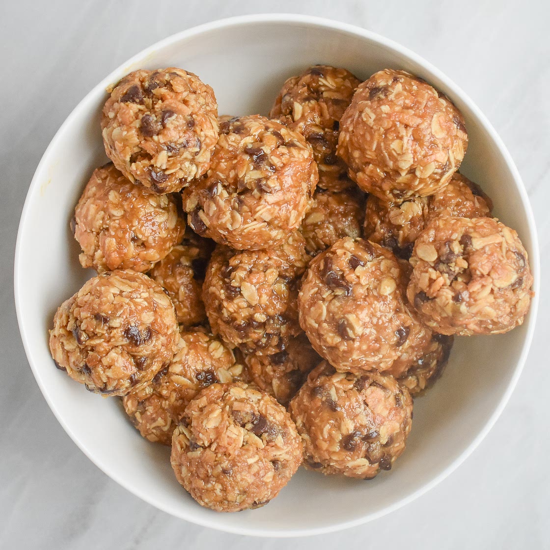 Low-FODMAP No-Bake Oatmeal Chocolate Chip Energy Bites; Gluten-free, Vegan