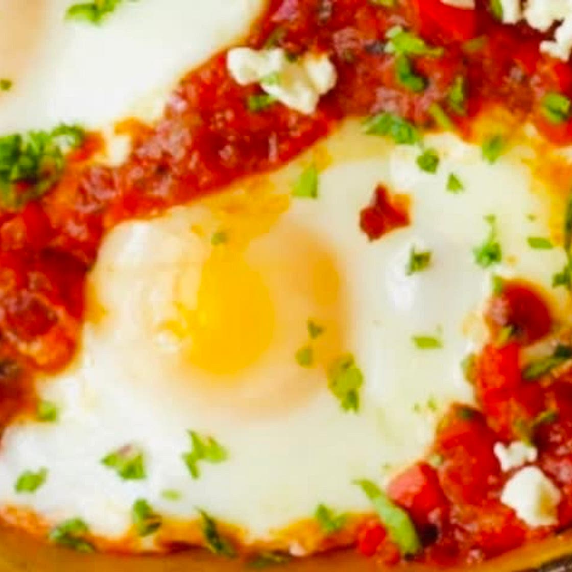 Tomato with Poached Eggs قلّاية بيض وبندورة