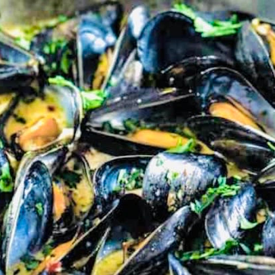 Mussels with Garlic & Lemon Sauce.