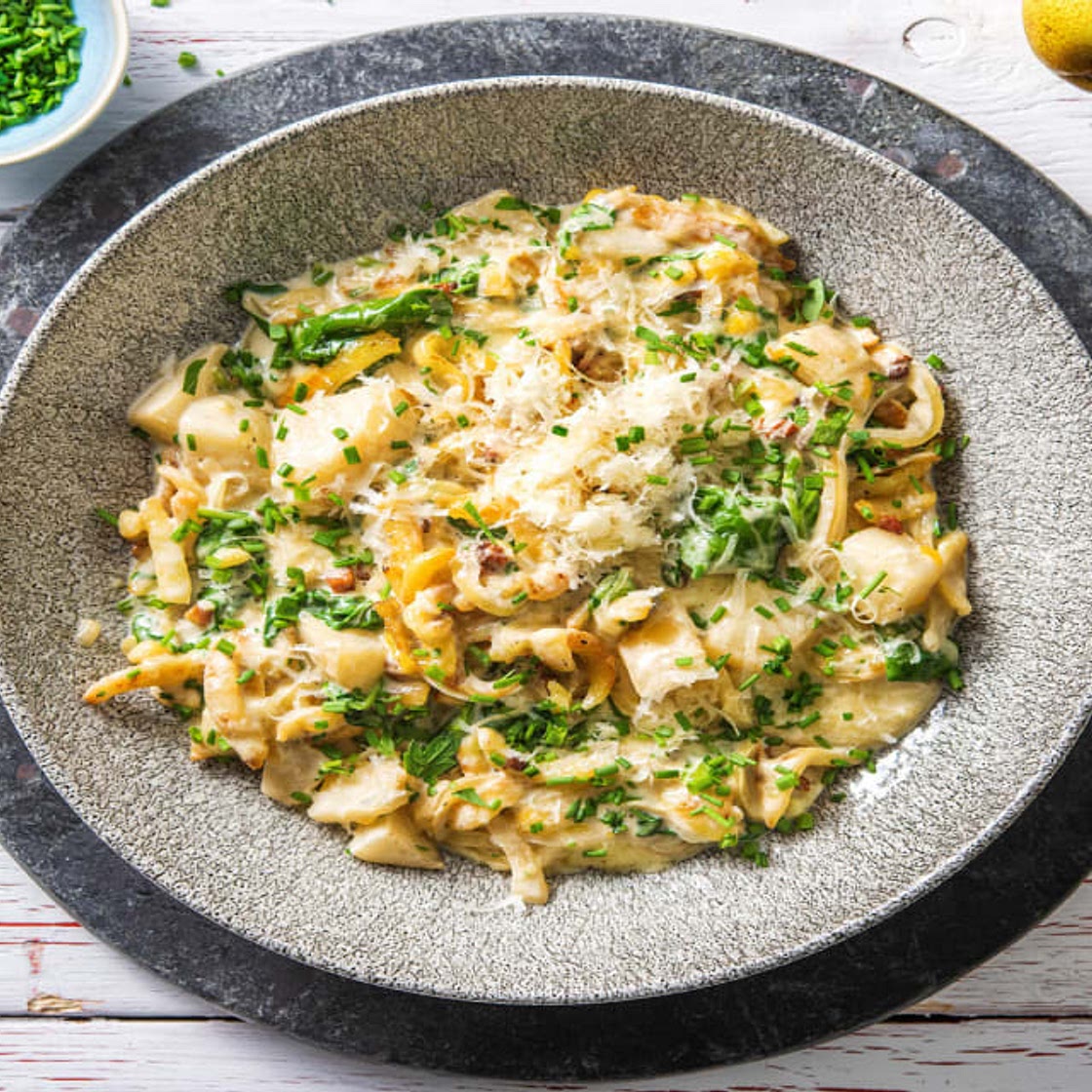 Käsespätzle mit Birne und Bacon Bergjausenkäse und Babyspinat