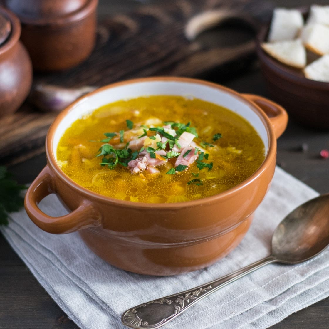 Ароматный гороховый суп с копченой грудинкой