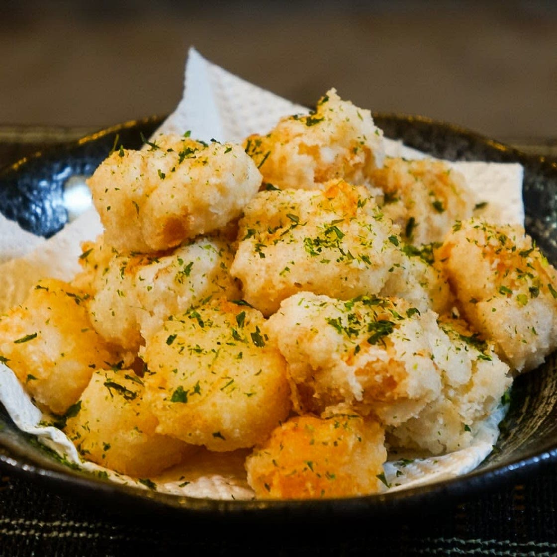 Fried scallops with salty green seaweed powder