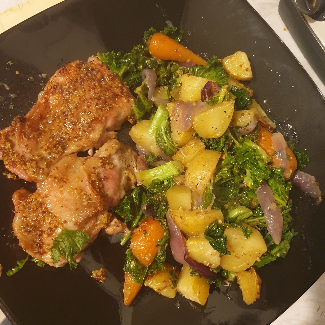 Easy chicken thigh tray bake!