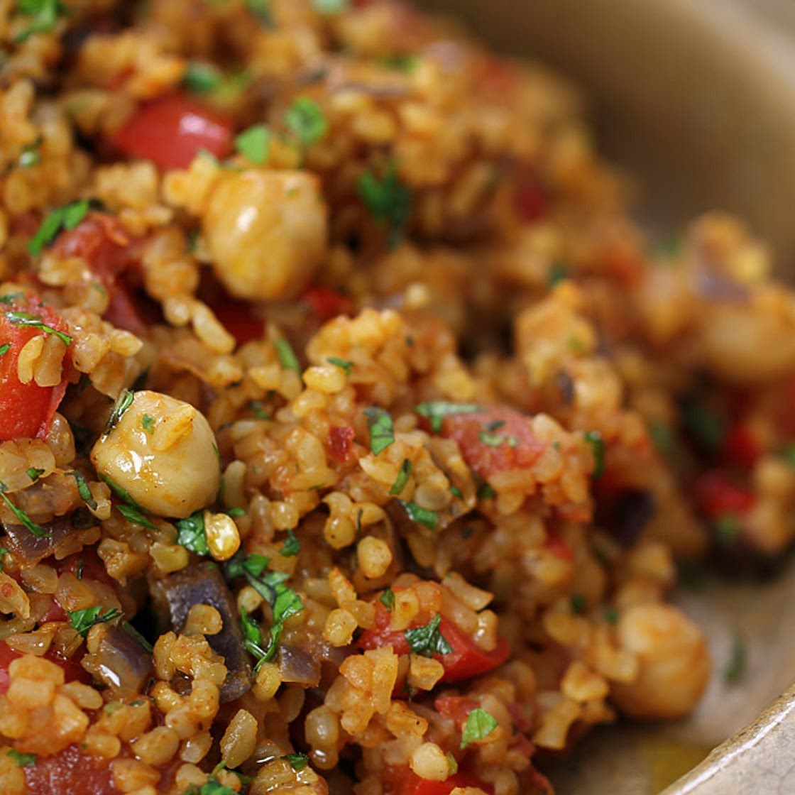 Turkish bulgur pilaf with chickpeas and tomatoes