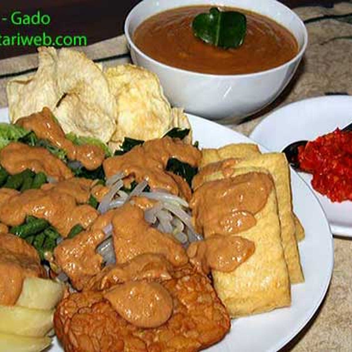 Blanched Vegetables With Peanut Sauce