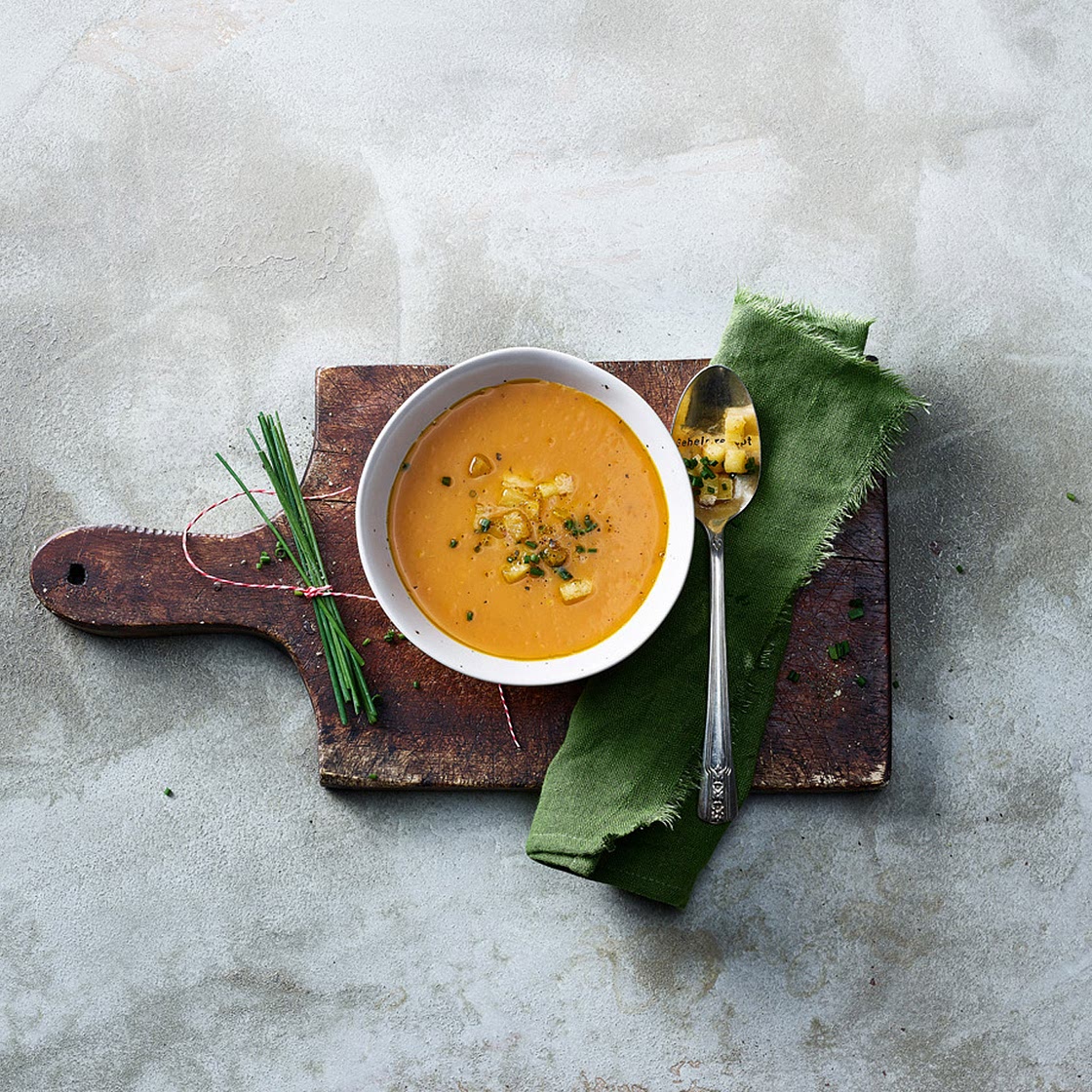 Kürbissuppe mit caramelisierten Apfelwürfeln