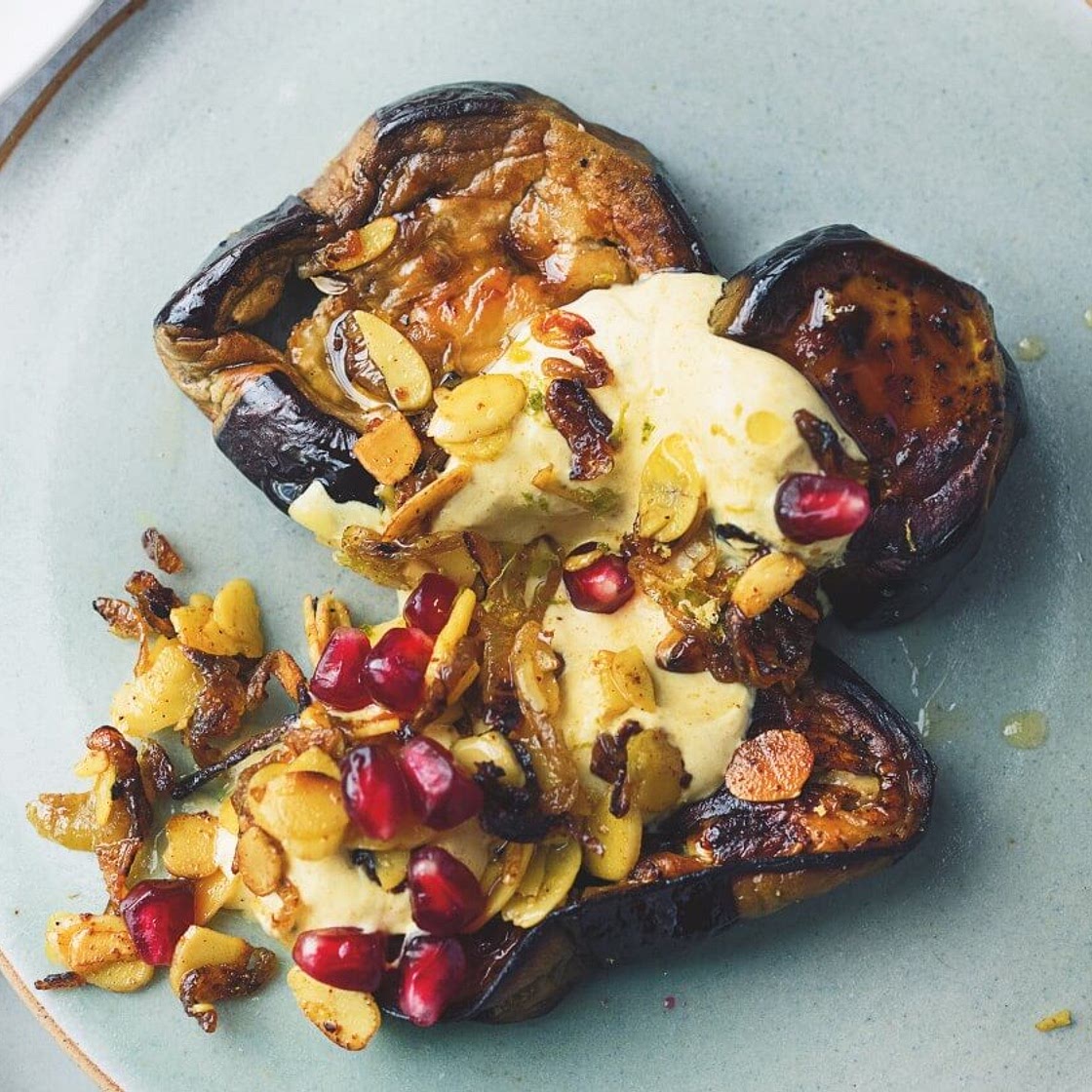 Simpel van Ottolenghi: geroosterde aubergine en yoghurt met kerrie