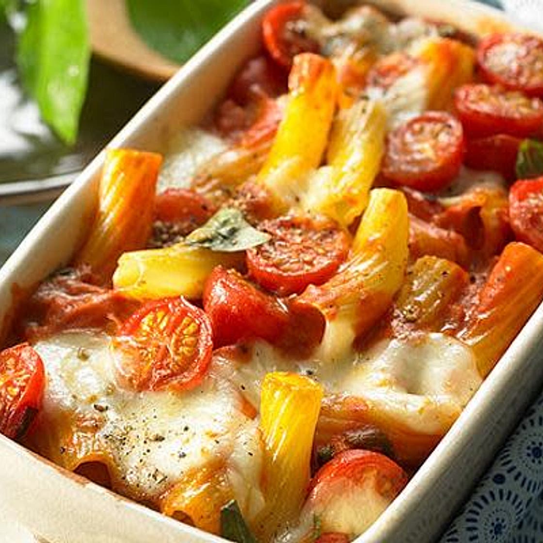 Nudelauflauf mit Tomaten und Mozzarella