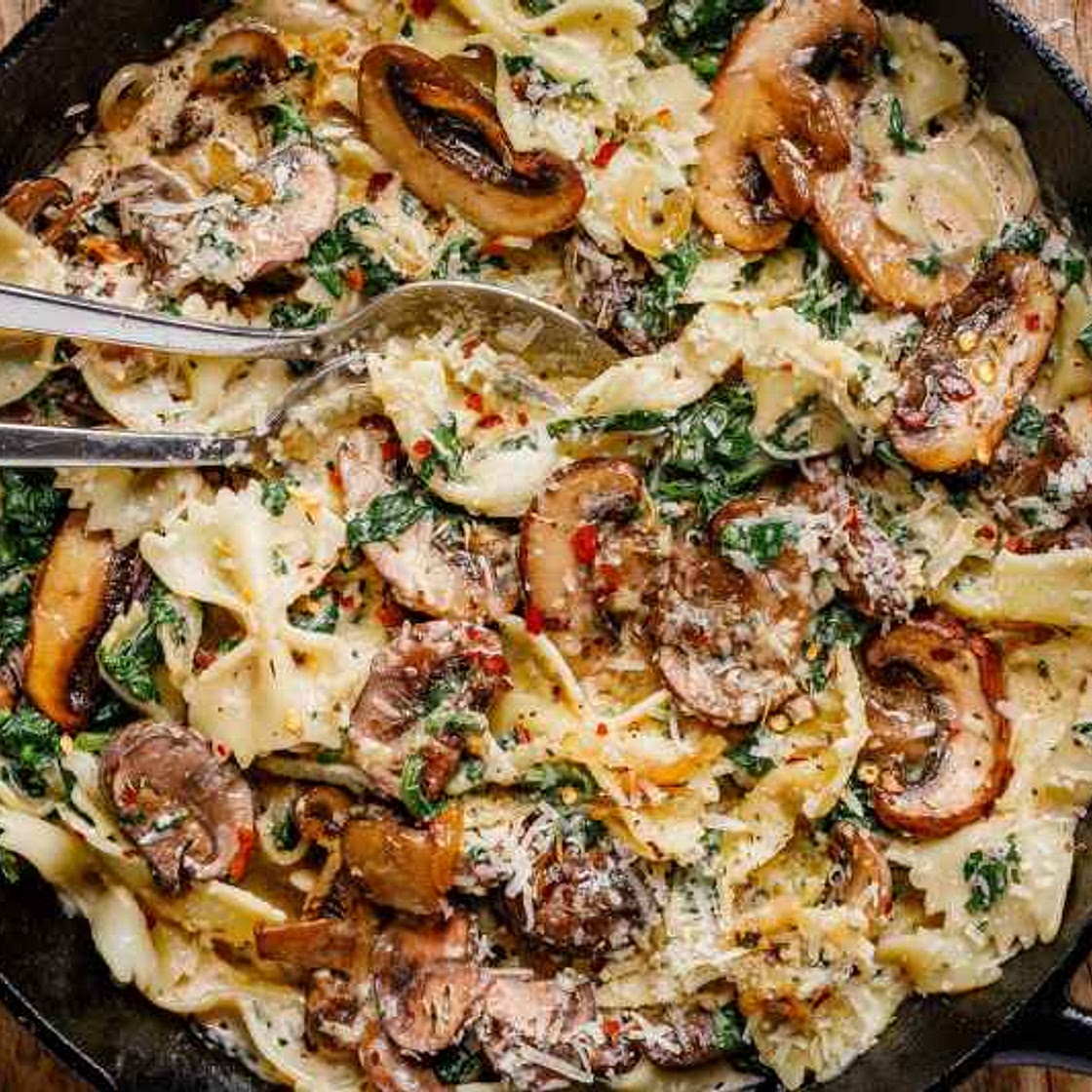 One-Pot Garlic Parmesan Pasta with Spinach and Mushrooms