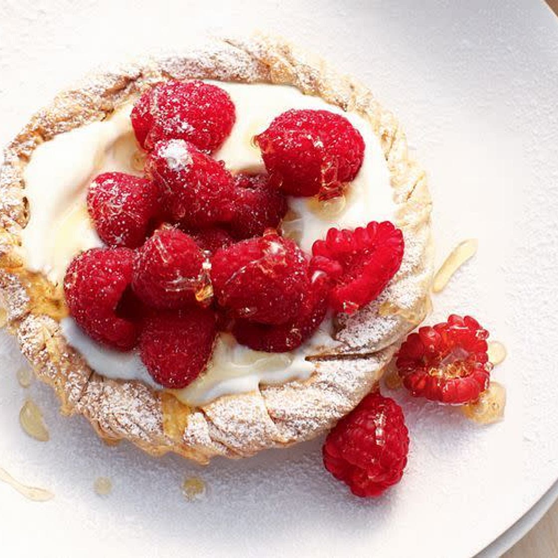 Baklava tarts with berries