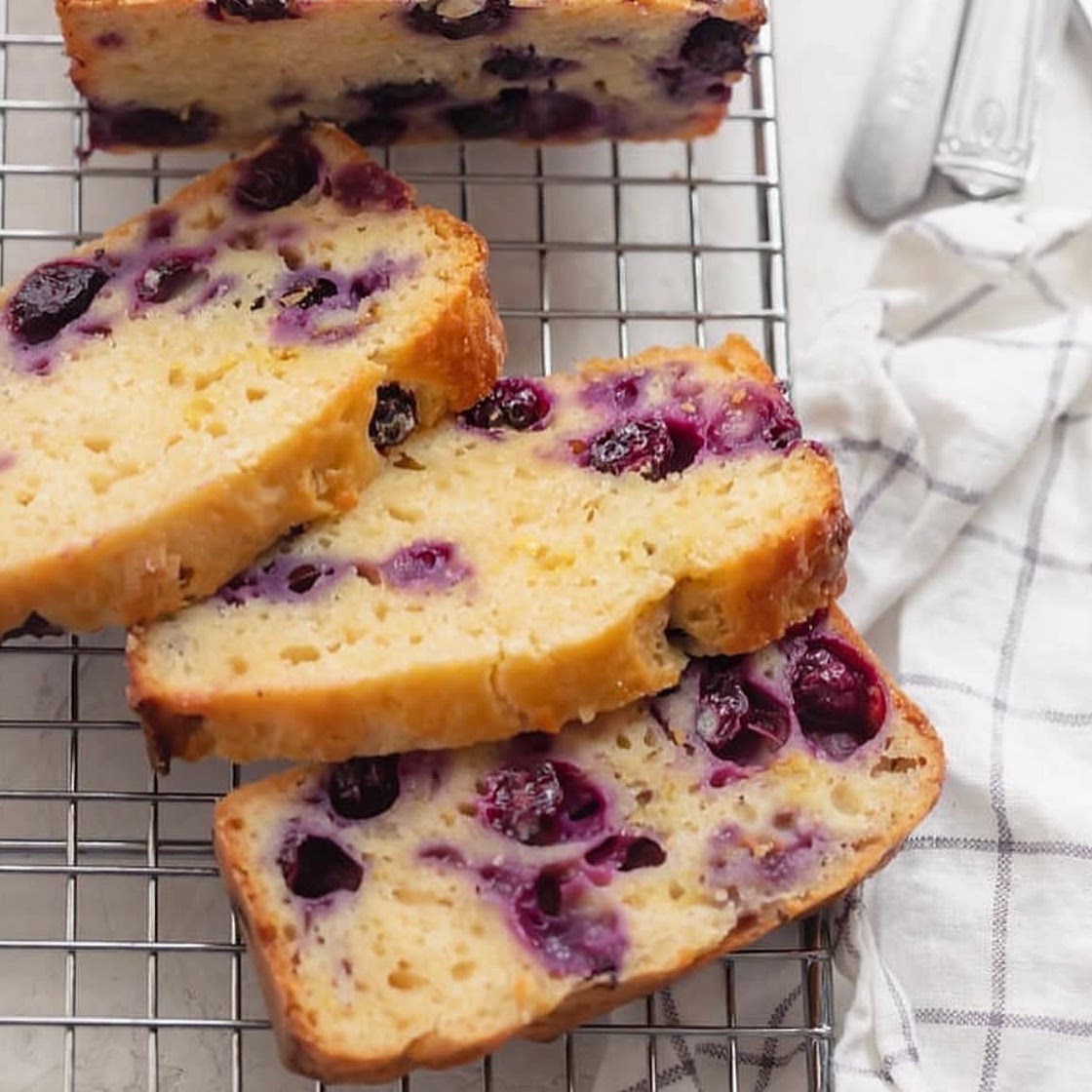 Light and lemony blueberry bread! 💛🍋