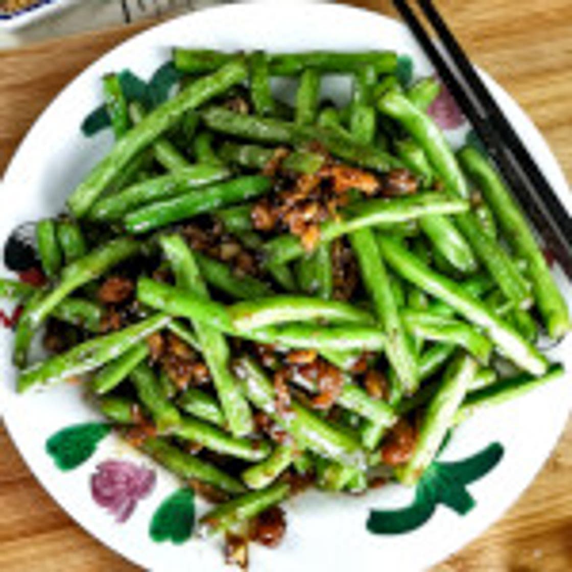 Sauteed green bean with garlic and dried shrimp