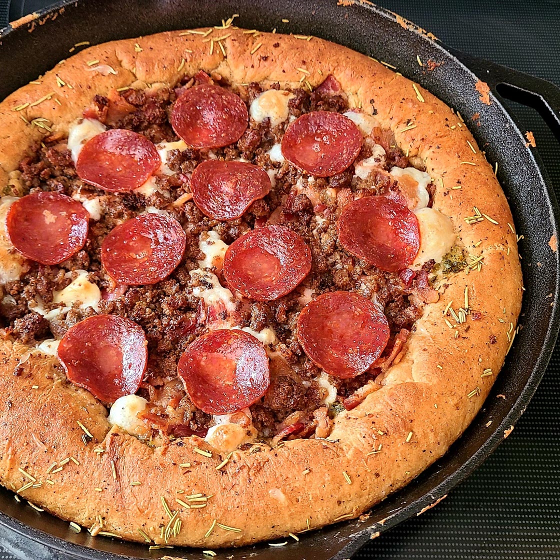 Pepperoni, Sausage & Mozzarella Cast-Iron Skillet Pizza🍕