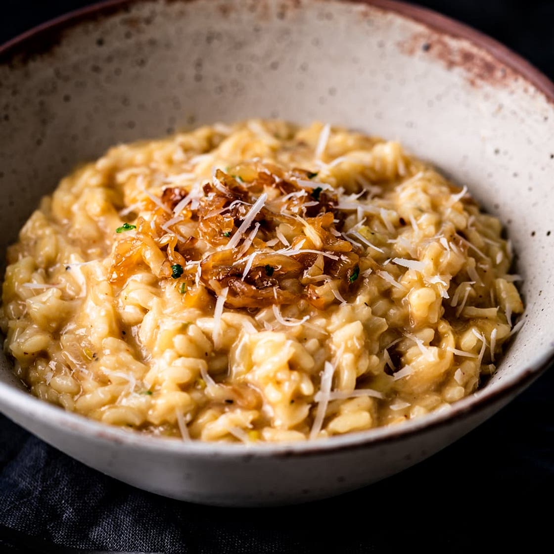 Risotto végétalien aux oignons caramélisés