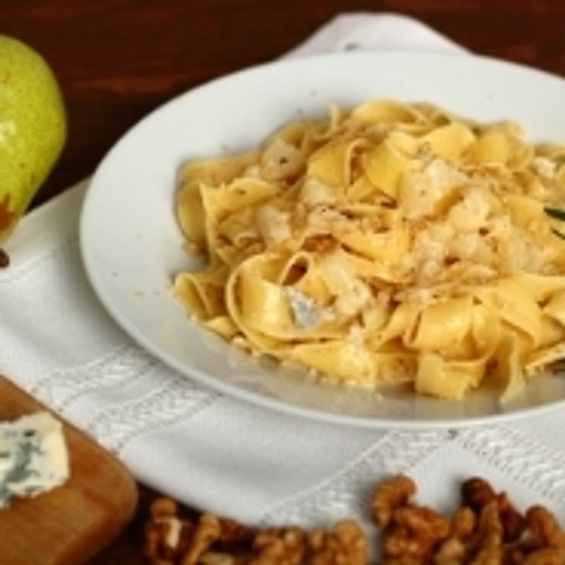 Pasta with gorgonzola cheese and walnuts
