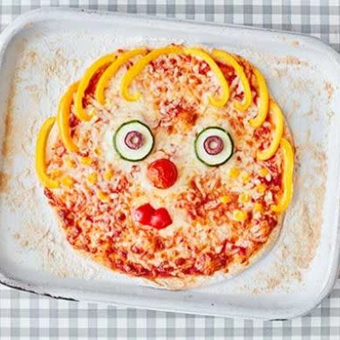 Toddler recipe: homemade pizza with veggie faces