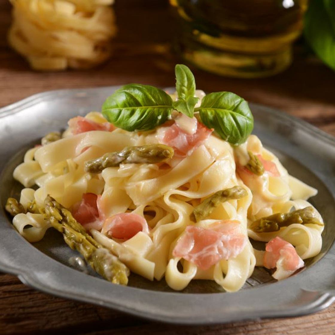Tagliatelles aux pointes d'asperges et pancetta