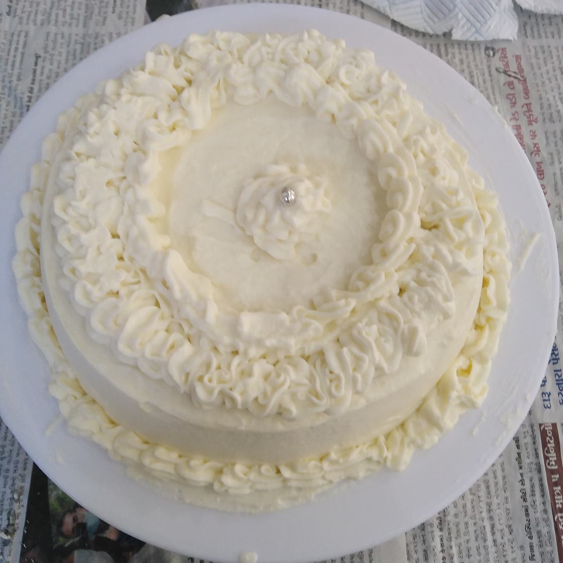 Lemon and vanilla cream cheese frosting