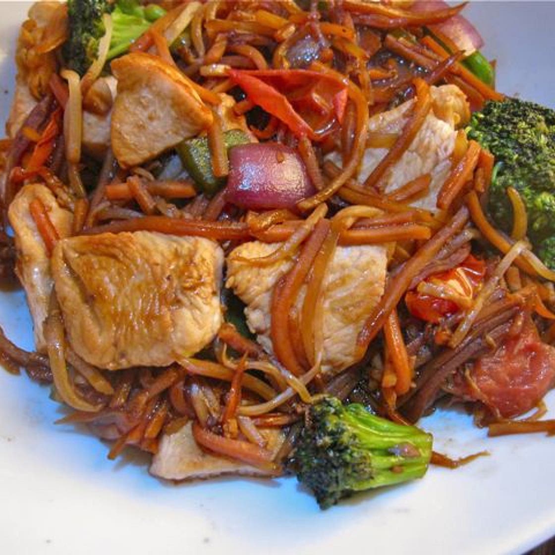 Hühnerfleisch mit Wokgemüse in Sojasauce