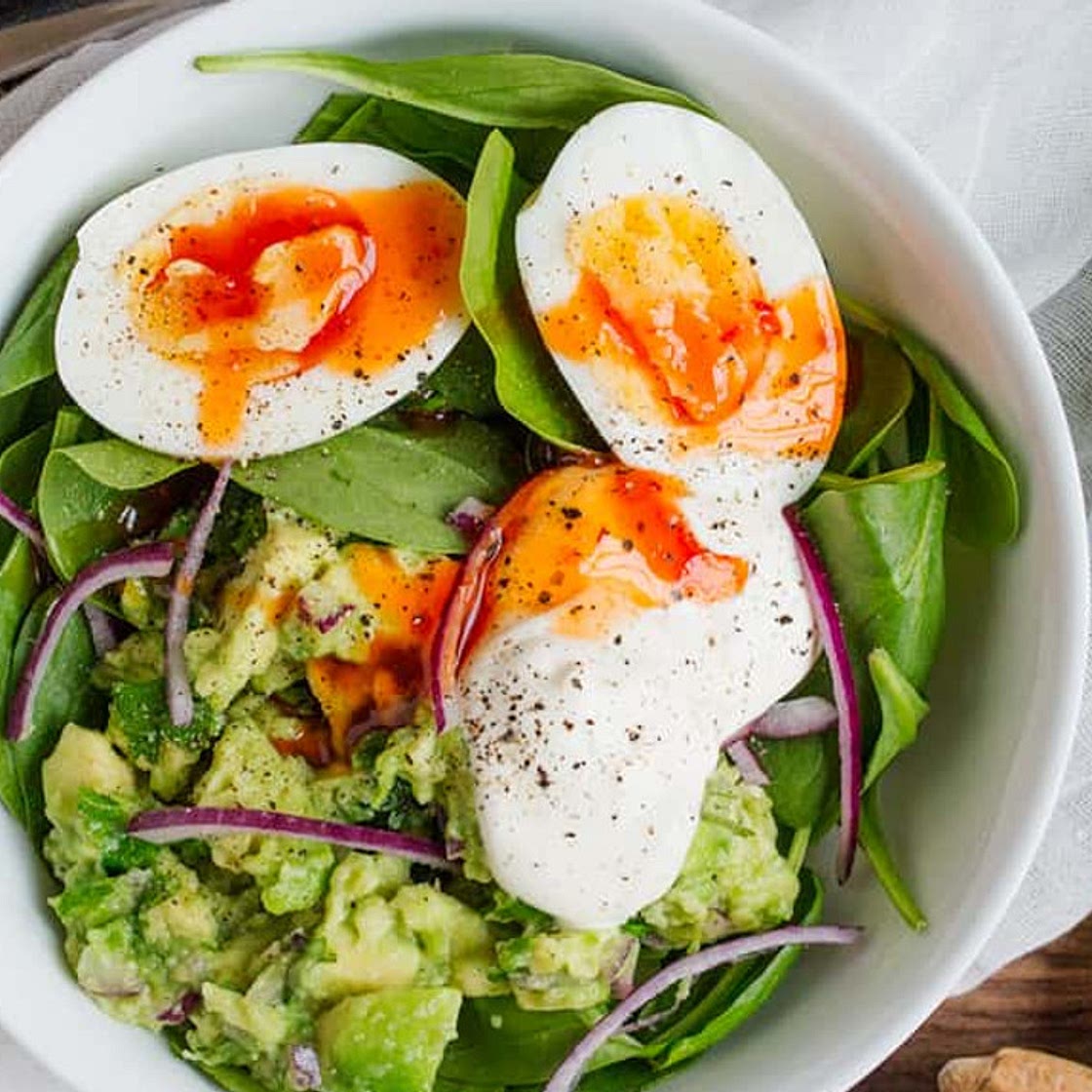 Bol déjeuner d’œufs et de guacamole