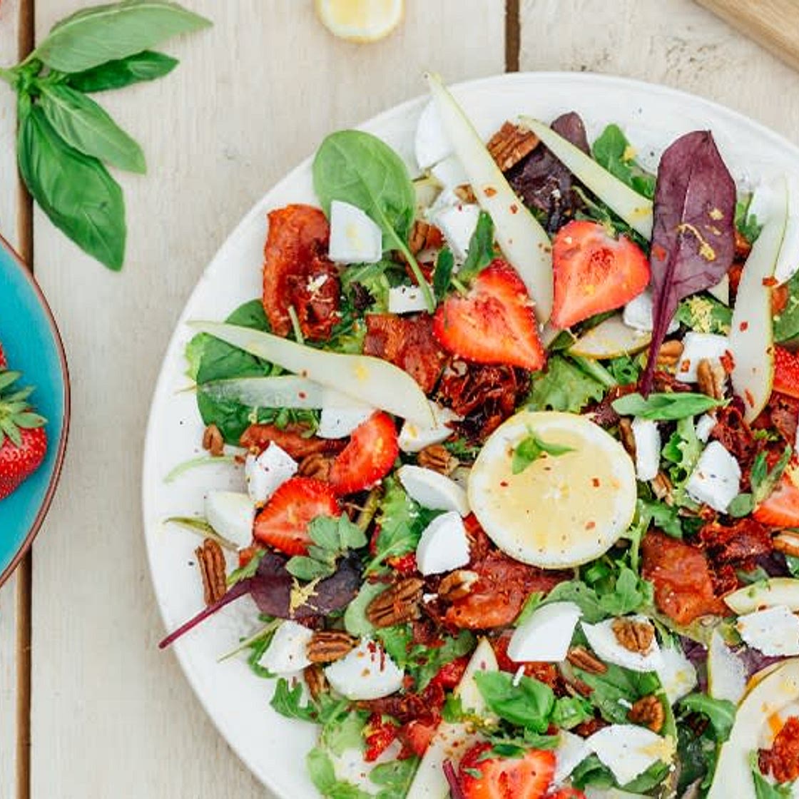 Salade met aardbei, feta en noten