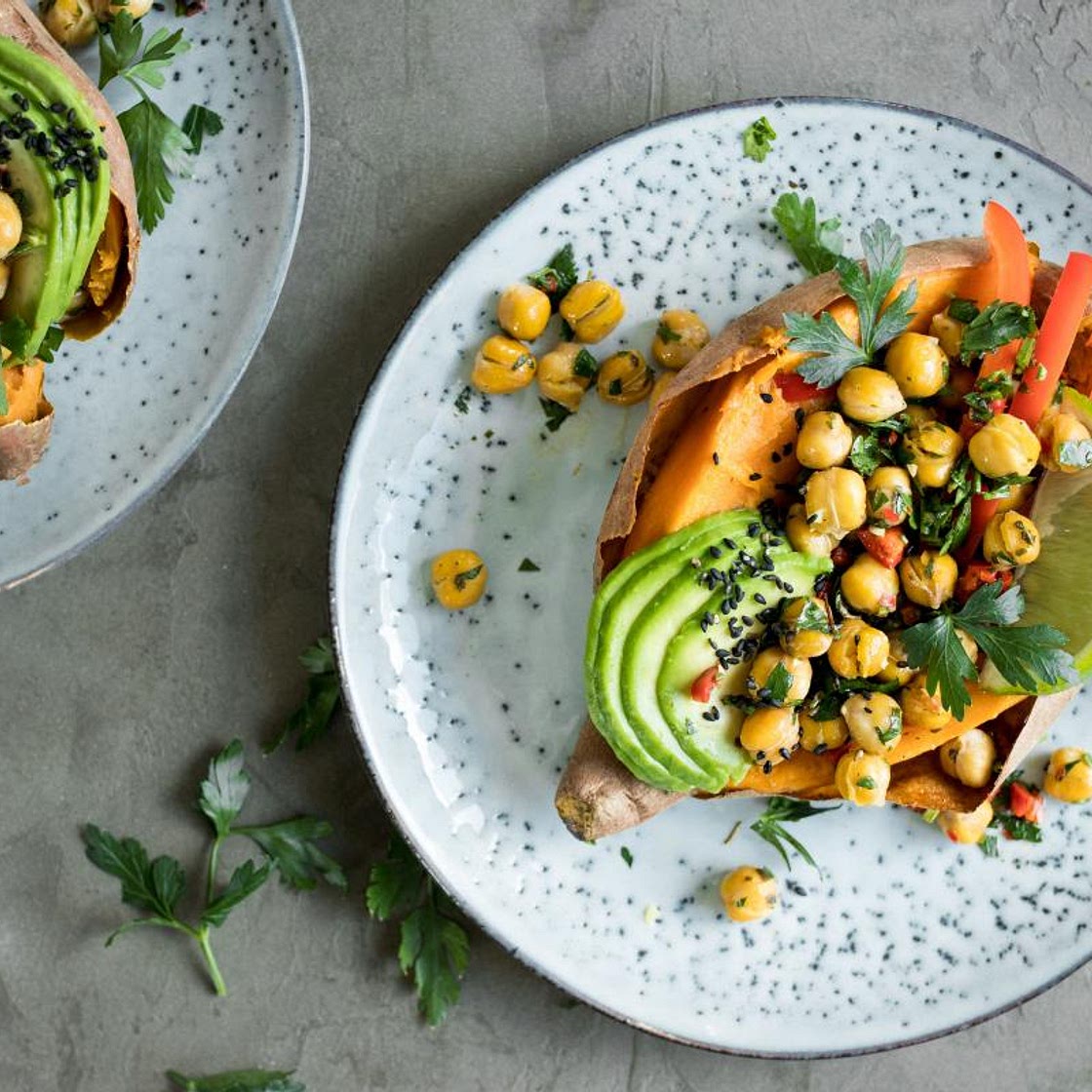 Süsskartoffeln gefüllt mit Chimichurri-Kichererbsen