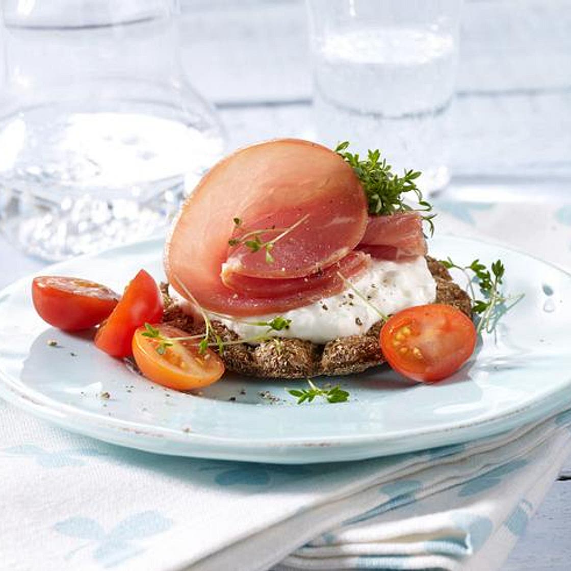 Knäckebrot mit körnigem Frischkäse und Lachsschinken