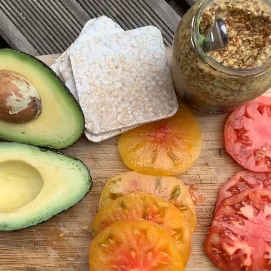 Avocado + Tomato Rice Crackers (Earthy Andy)